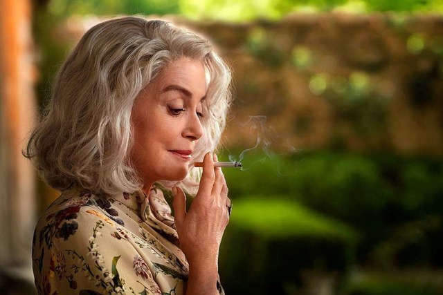 Rauchender, kapriziser Star der Geschichte: Catherine Deneuve als Madame Claire  | Foto: Neue Visionen/dpa