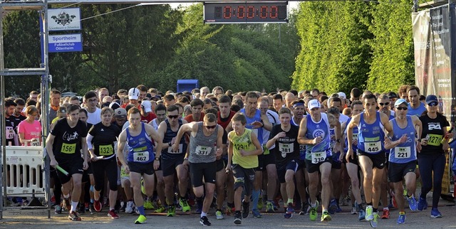 Start zum Hauptlauf, die Favoriten vorneweg.   | Foto: Fotos: Uwe Schwerer