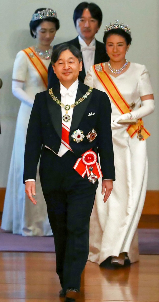 Japans neuer Kaiser Naruhito, dahinter seine Frau Masako  | Foto: afp (2), dpa