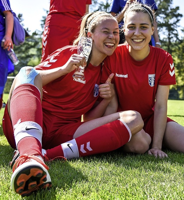 Lssiges Siegerlcheln: Torschtzinnen Miriam Scheuble (links) und Leonie Amann.  | Foto: Grndl