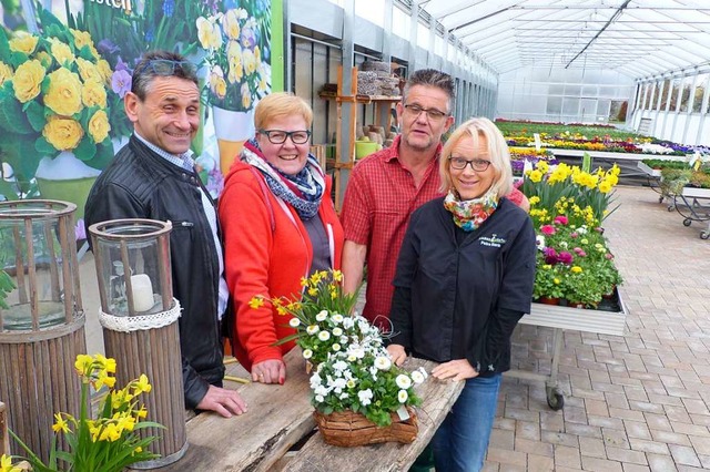 Ortsvorsteher Rolf Lorenz  und Stellve...ra Bank von Blumen Kpfer (von links)   | Foto: Claudia Bachmann-Goronzy