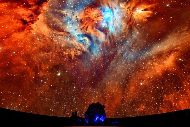 Der Zeiss-Sternenprojektor unter einem Galaxienebel   | Foto: Ingo Schneider