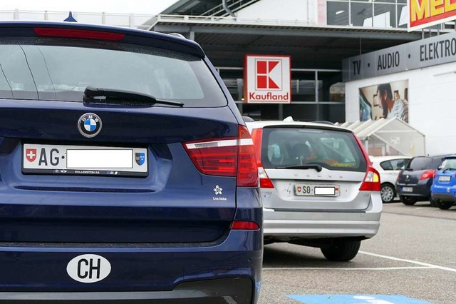 Fahrzeuge mit Schweizer Kennzeichen au...bis dritte Auto dort  aus der Schweiz.  | Foto: Ralf H. Dorweiler