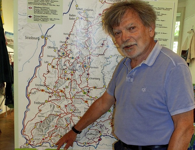 Gottlieb Burkart stellte das Wegesyste...gszeichen des Schwarzwaldvereins vor.   | Foto: Michael Gottstein