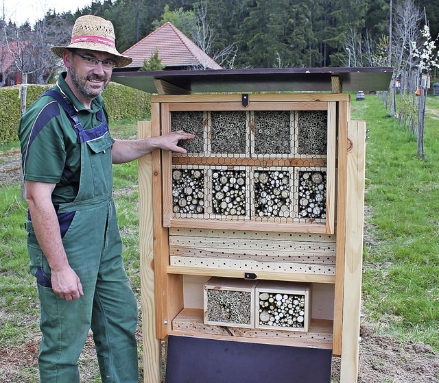 Stolz prsentiert Ansgar Barth aus Unt...nd das ausgeklgelte Wildbienenhotel.   | Foto: Lutz RAdemacher