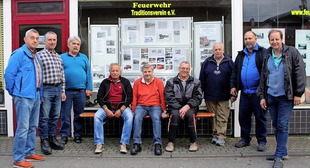 Mitglieder des Feuerwehr-Traditionsver...ihrem neuen Vereinsheim in Haltingen.   | Foto: Cremer