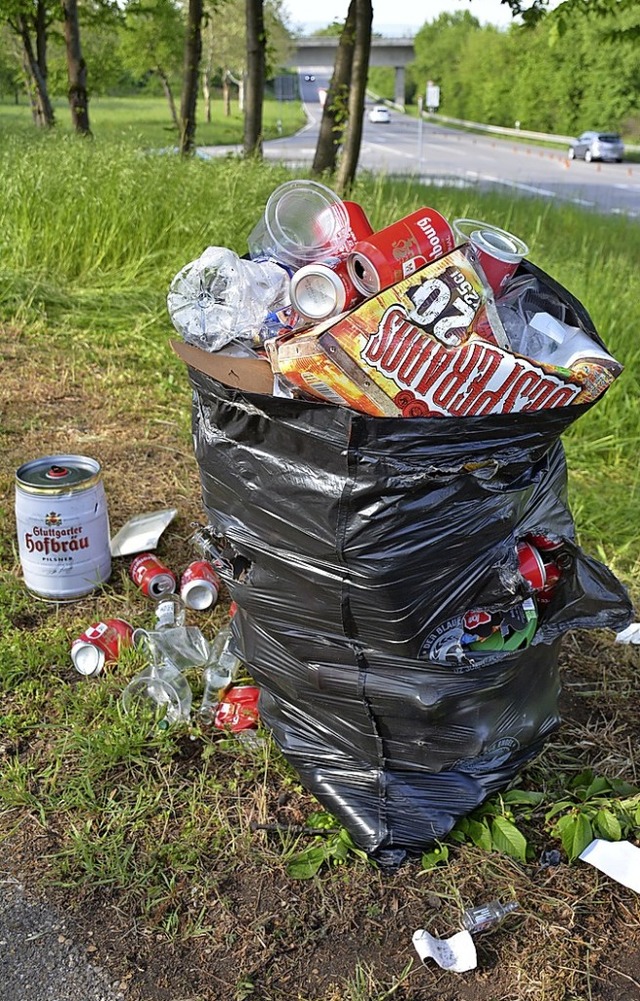 Dieser  Mllsack wurde am Radweg zwisc...ltingen und Weil am Rhein abgestellt.   | Foto: Lauber