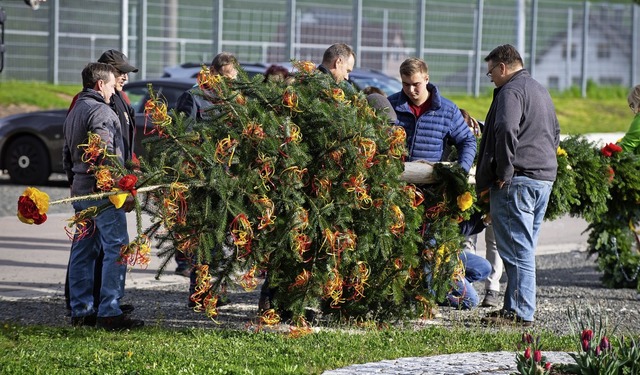 Prchtig geschmckt: Der Maibaum, der ...tz in Gndelwangen aufgestellt wurde.   | Foto: Scheu