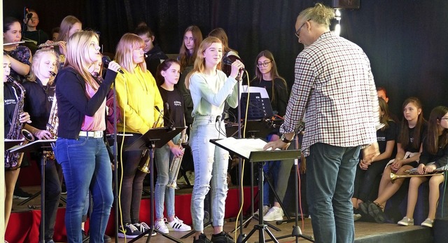 Die Big Band  der Neunlinden-Schule ri...lerinnen und Schler von ihren Sitzen.  | Foto: Susanne Bremer