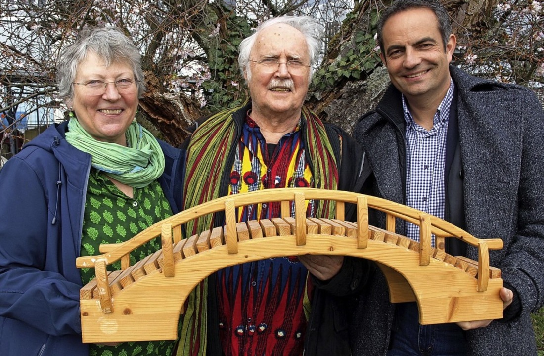 Peter Haas (Mitte) schlgt eine Brcke...Haas und dem neuen Vize Martin Mnch.   | Foto: Sigrid Leder-Zuther