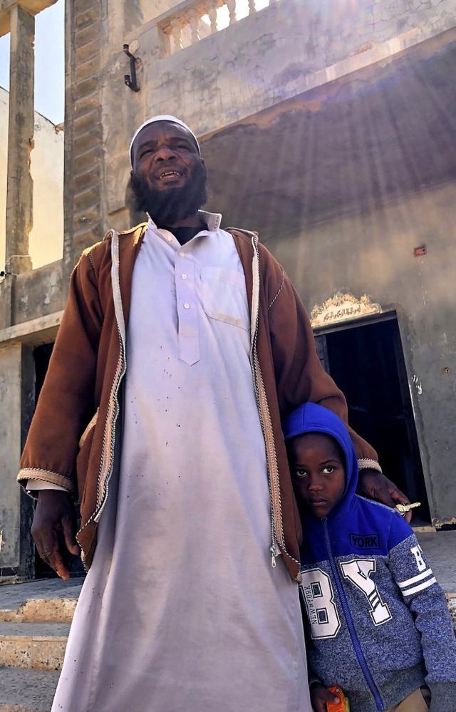 Muftah Yusuf Abdelwahed  mit einem seiner Kinder   | Foto: Till Mayer