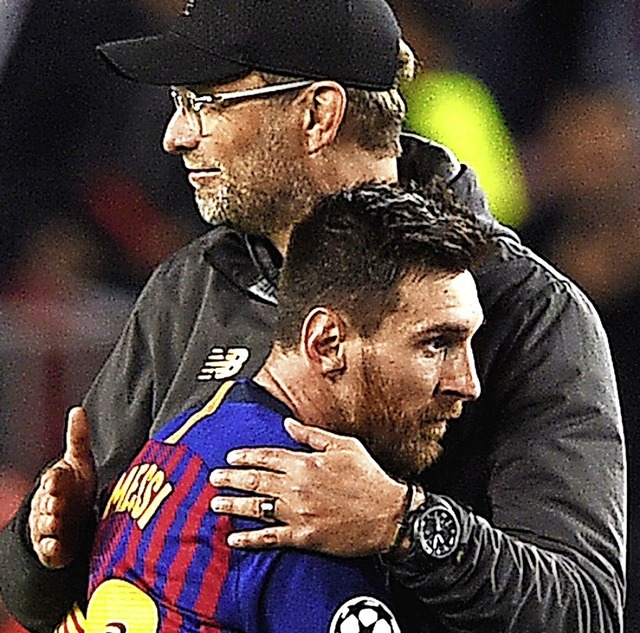 Anerkennend:  Jrgen Klopp nimmt nach dem Spiel Lionel Messi in den Arm.   | Foto: afp