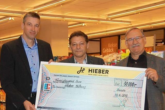 Die Firma Hieber übergibt 50.000 Euro an das Kuratorium der Hieber-Stiftung