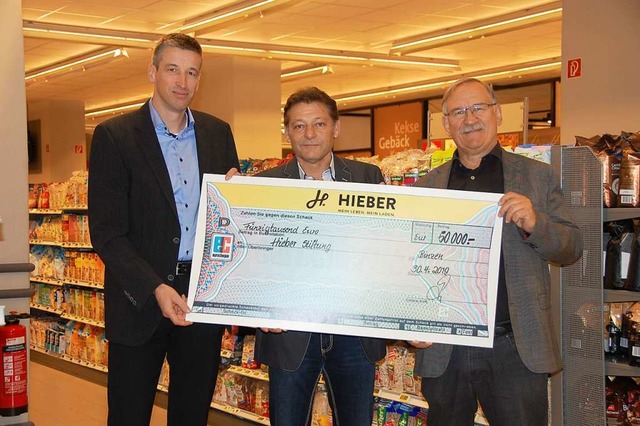 Hieber-Geschftsfhrer Norbert Schffe...on 50000 Euro fr die Hieber-Stiftung.  | Foto: Herbert Frey