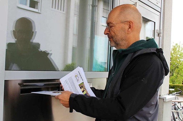 Siegbert Weber vom Initiativkreis Dorfladen Buchenbach verteilt den Fragebogen.  | Foto: Erich Krieger