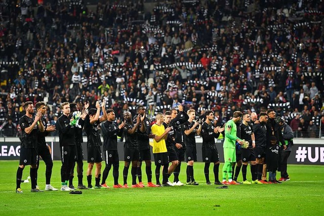 Spieler von Frankfurt bedanken sich bei den Fans nach dem Spiel.  | Foto: dpa