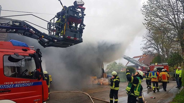 Die Feuerwehren bekmpfen den Grobrand in der Rtenbacher Schreinerei.  | Foto: Kamera 24