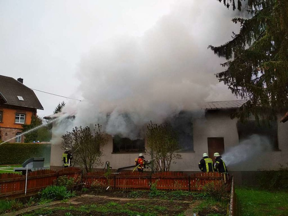 Die Feuerwehren bekmpfen den Grobrand in der Rtenbacher Schreinerei.  | Foto: Liane Schilling