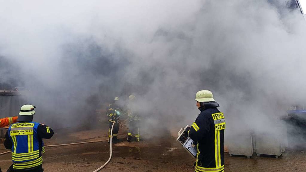 Die Feuerwehren bekmpfen den Grobrand in der Rtenbacher Schreinerei.  | Foto: Kamera 24