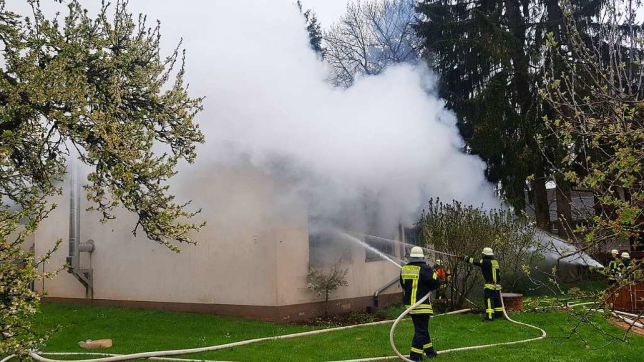 Die Feuerwehren bekämpfen den Großbrand in der Rötenbacher Schreinerei.  | Foto: Kamera 24