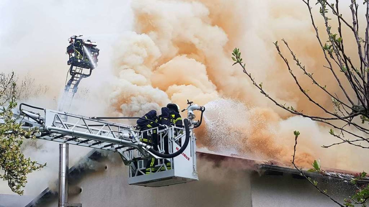 Die Feuerwehren bekmpfen den Grobrand in der Rtenbacher Schreinerei.  | Foto: Kamera24
