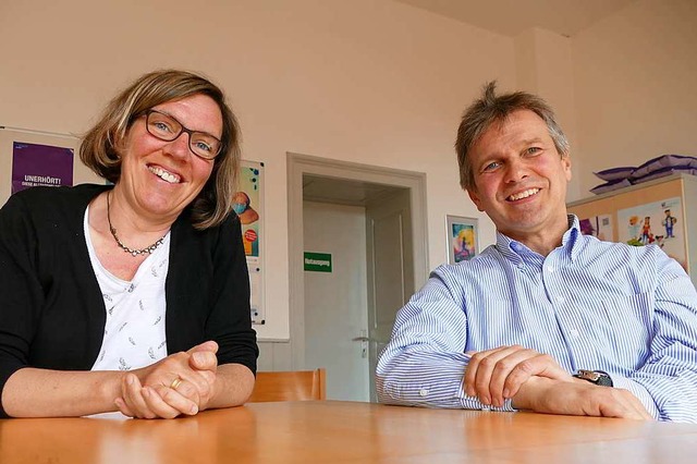 Karin Racke, stellvertretende Geschft...rin, und Schuldnerberater Roland Meier  | Foto: Ralf H. Dorweiler