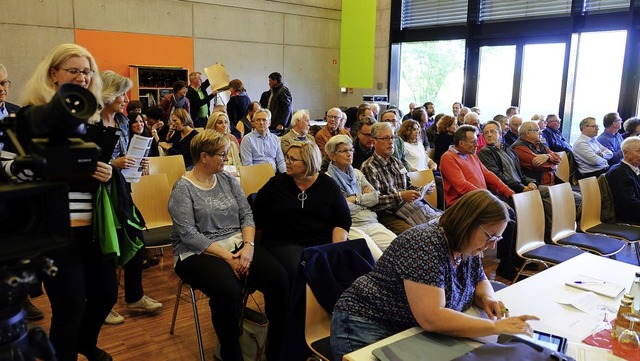 Das Interesse an der jngsten Gemeinde...eitere Sthle mussten gestellt werden.  | Foto: Martin Pfefferle