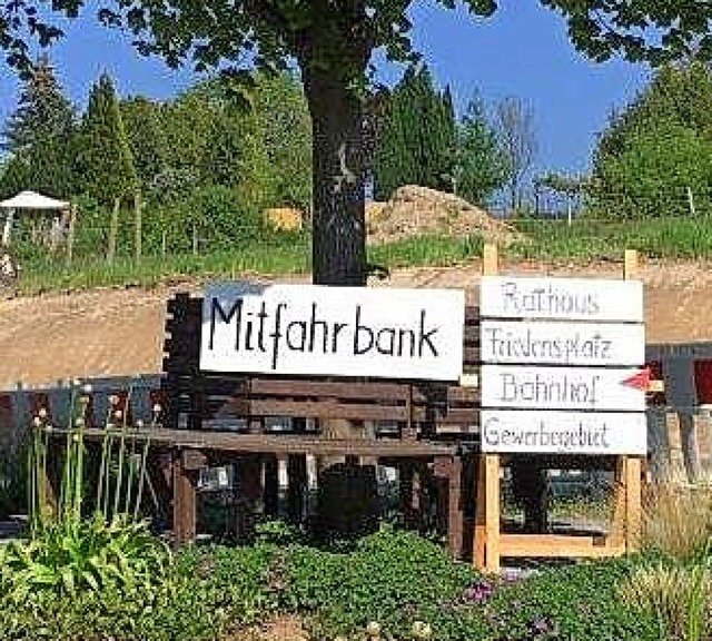 Mitfahrerbank am Ortseingang - ein gelungener Maischerz in Bahlingen.   | Foto: Privat