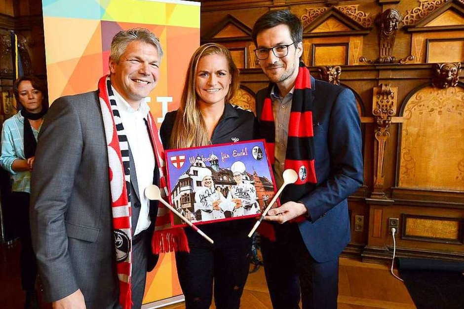 Die SC-Frauen wurden für das Erreichen des DFB-Pokalfinales im Freiburger Rathaus geehrt. (Foto: Ingo Schneider) Die SC-Frauen wurden für das Erreichen des DFB-Pokalfinales im Freiburger Rathaus geehrt. (Foto: Ingo Schneider)