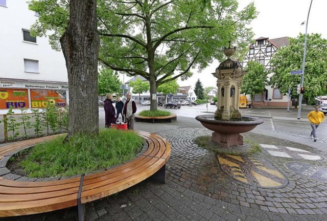 Neue Sitzbnke gibt es jetzt rund um d...umgestalteten Platz beim Dorfbrunnen.   | Foto: Ingo Schneider