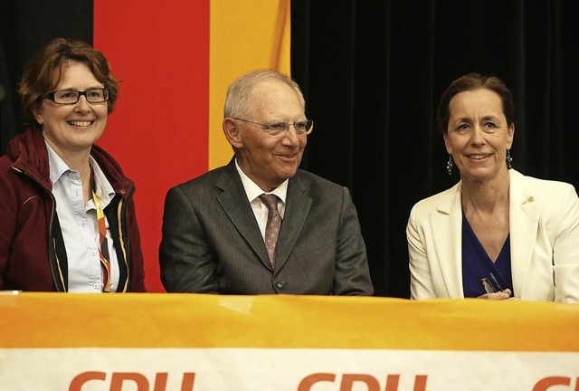 Fabienne Keller (rechts) und Wolfgang ...aal, links: Moderatorin Carmen Ltsch   | Foto: Krieg