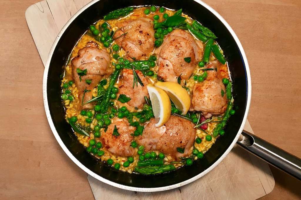 eine paella ohne meeresfrüchte dafür mit huhn und frischem grün