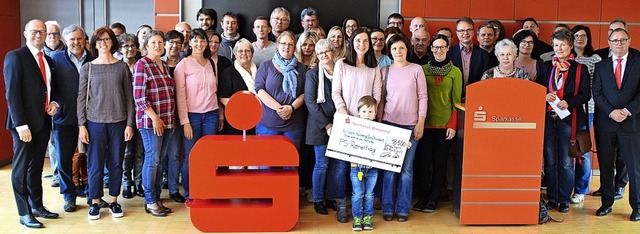 Die Vertreter der Schulen freuen sich ...enden der  Sparkasse Schopfheim-Zell.   | Foto: Edgar Steinfelder