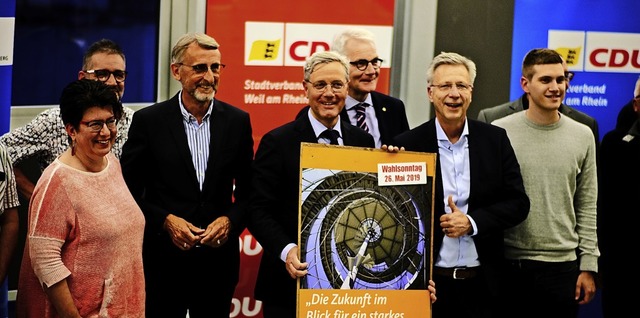 Norbert Rttgen (mit Plakat), flankier... Schuster (links)  und Gnter Dumann   | Foto: Ansgar Taschinski