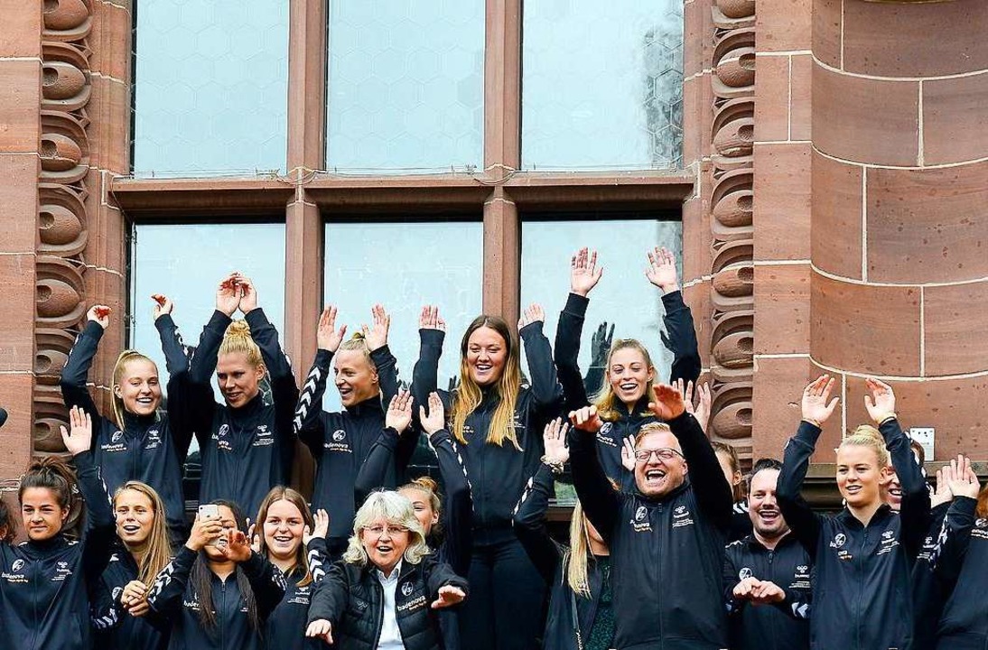 Das Frauenteam des SC-Freiburg genoss den Empfang am Freitag im Rathaus.  | Foto: Ingo Schneider