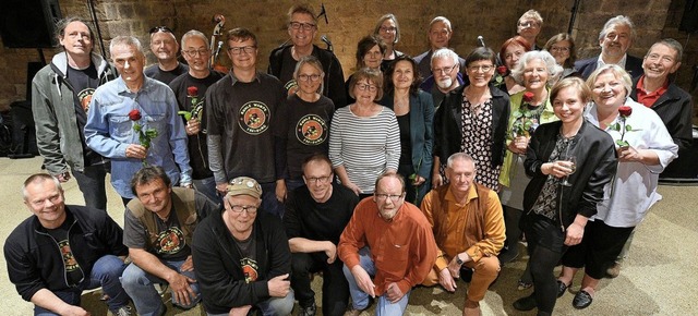 Preistrgerinnen, Preistrger, Stifter...ury versammeln sich zum  Gruppenbild.   | Foto: Thomas Kunz