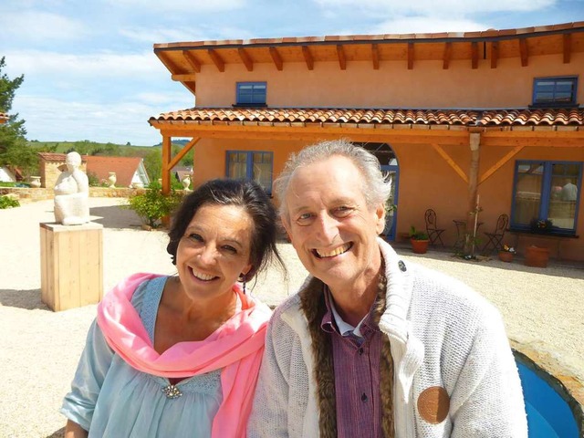 Barbara und Daniel Robert Graf vor ihrem Knstlerhaus in Laufen  | Foto: Anne Freyer