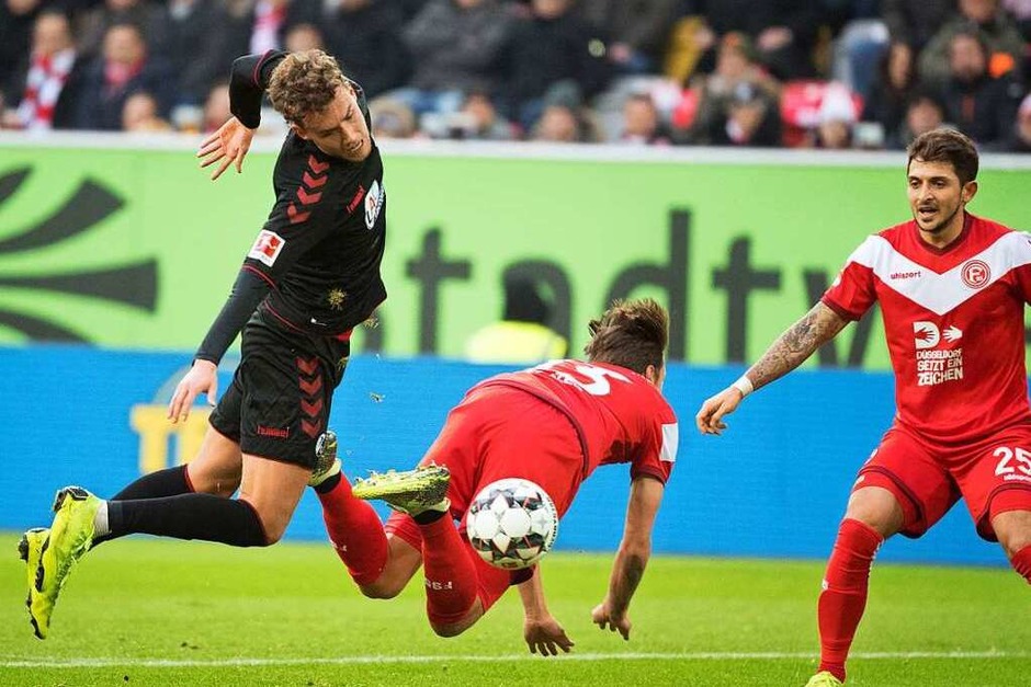 Dezember 2018: Durch den Aufstieg der Fortuna treffen die Teams wieder in der Bundesliga aufeinander. Die Fortuna, von vielen vor der Saison als Abstiegskandidat gehandelt, kann aber in der Hinrunde die Liga überraschen. Auch gegen den Sportclub gewinnt F95 mit 2:0. (Foto: dpa) Dezember 2018: Durch den Aufstieg der Fortuna treffen die Teams wieder in der Bundesliga aufeinander. Die Fortuna, von vielen vor der Saison als Abstiegskandidat gehandelt, kann aber in der Hinrunde die Liga überraschen. Auch gegen den Sportclub gewinnt F95 mit 2:0. (Foto: dpa)