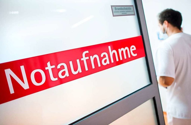 rzte und Pflegepersonal haben es in N...uch mit aggressiven Patienten  zu tun.  | Foto: dpa