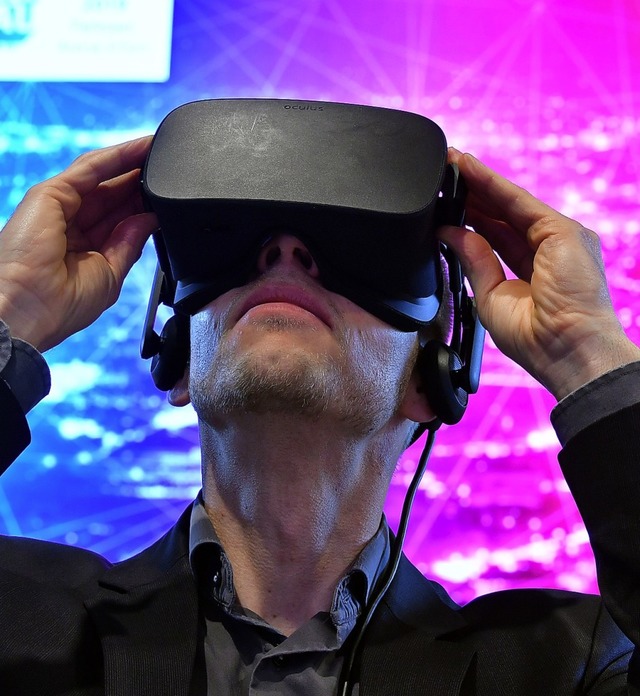 Einen  Blick in die Zukunft wagen  &#8...diesem Fall mit Hilfe einer VR-Brille   | Foto: Martin Schutt (dpa)