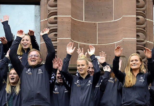 Gefeiert auf dem Rathaus-Balkon: die Pokalfinalistinnen vom SC Freiburg.   | Foto:  INGO SCHNEIDER