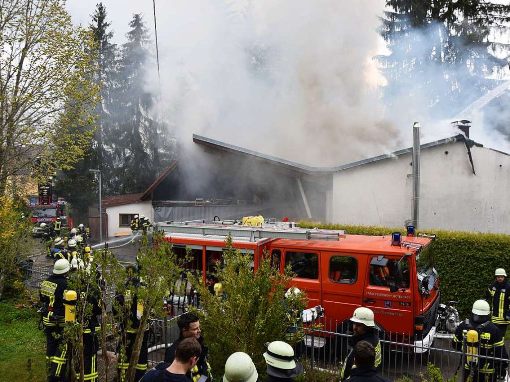 Bei einem Brand in der Tischlerei Jarusch in Rtenbach hatte die Feuerwehr alle Hndevoll zu tun.