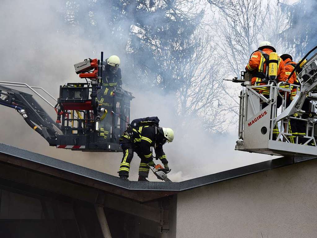 Bei einem Brand in der Tischlerei Jarusch in Rtenbach hatte die Feuerwehr alle Hndevoll zu tun.