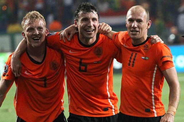 Zentraler Faktor: Mark van Bommel zusa...t Dirk Kuijt (links) und Arjen Robben   | Foto: dpa