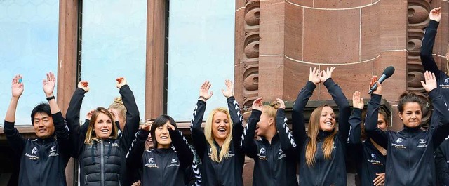Die Damen des SC Freiburg beim Empfang der Stadt auf dem Rathaus-Balkon.  | Foto: Ingo Schneider