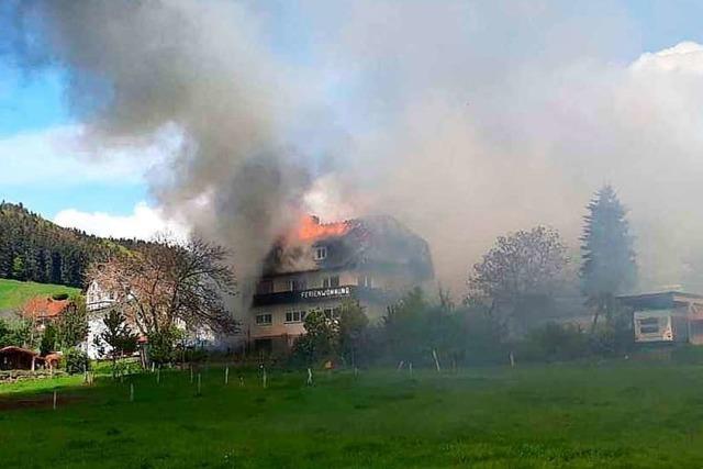 Feuer zerstrt Gebudekomplex im Zeller Bergdorf Gresgen