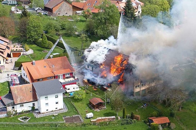 In Gresgen stand am Sonntag ein dreiteiliger  Gebudekomplex in Flammen.  | Foto: Rudolf Tscheulin