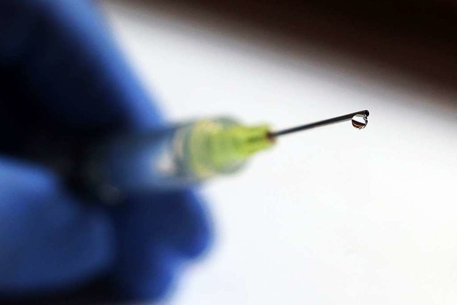 Bundesgesundheitsminister Jens Spahn s...mpf gegen Masern auf eine Impfpflicht.  | Foto: dpa