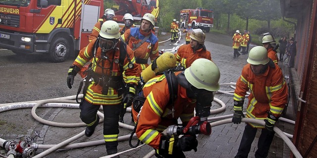 Hand in Hand lsen die Wehrleute aus B...Hecklingen und Kenzingen die Aufgaben.  | Foto: Werner Schnabl