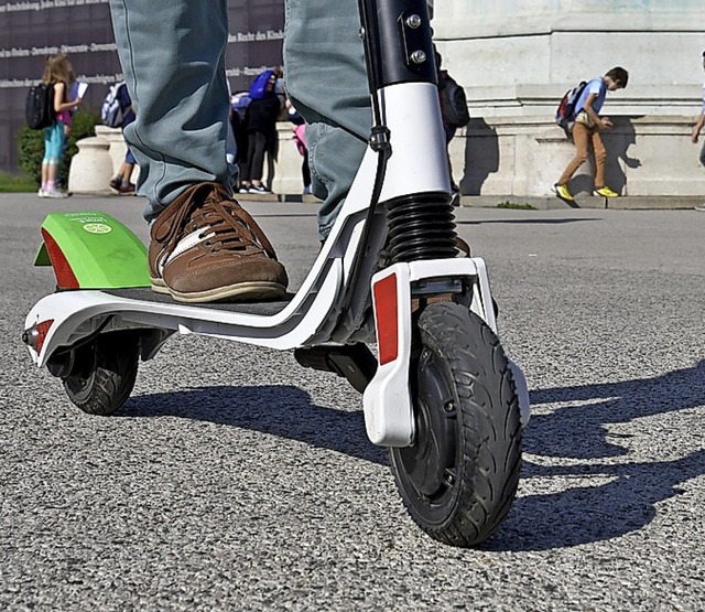 In anderen Lndern schon Teil des Stadtbilds: Elektroroller   | Foto: dpa